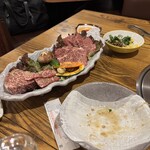 アレンモク - 上盛り合わせとナムル、手前のから皿はセンマイ刺がありました。