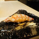 片岡篤司 - 車海老。頭の方から茹で具合にグラデーションをつけており、絶品です。