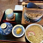 食事処 春日 - このメニューでコスパ最高です。とにかく冠地どり釜めし最高！うどんもモチモチしてスルスルいける。窓からは大自然も見えます。
