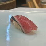 鮨 なんば - 鰹　玉葱と塩　炙った皮目が香ばしく身はしっとり