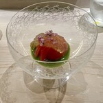 鮨 なんば - 冷やしトマト　蓼ソース　土佐酢ジュレ　蓼ソースがピリ辛でアクセントに　オールドバカラにうっとり