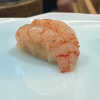 鮨 なんば 日比谷 - 縞海老　ねっとり感に続く強い甘みが特徴的な美味しさ
