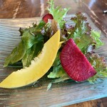 肉とチーズ Jajaja - サラダ　綺麗〜♡