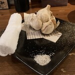 朱楽 - にんにく丸揚げ✨おしぼりも付けて下さる所が最高✩⋆*॰¨̮⋆｡˚՞⸝⸝ᵒ̴̶̷  ᵒ̴̶̷⸝⸝՞✨✨大粒で美味しいにんにくでした✩⋆*॰¨̮⋆｡˚( ˶¯ 灬¯˵)✩⋆*॰¨̮⋆｡˚✨