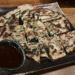 朱楽 - 青唐チヂミ✨ピリッと青唐辛子の辛さと香ばしさが、これまた特製ダレも美味しい✨✨