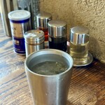 中華そば 螢 - お水はステンレスのカップだから冷え冷え〜