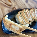 中華そば 螢 - お隣さんが食べてた餃子が、あまりにも美味しそうなので、追加してしまった！