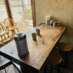 中華そば 螢 - テーブル席に案内されました。