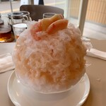 かき氷とパフェmikaku - 桃のかき氷はスタートしたばかりで注文されている方が多かったです^ ^