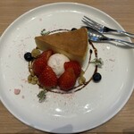 文明堂カフェ - ベイクドチーズケーキ　桜と苺のアイスクリームを添えて