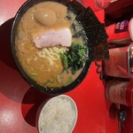 ラーメン 厚木家 - ラーメン中盛、味玉トッピング、ライス