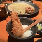 串揚げ 銀ノ鯱 - 鯱コース　牛サーロインは温泉卵を絡めていただきます♫