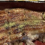 鰻 芳松 - 半身は卓上の山椒をかけて。香りを楽しめます。