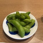 鰻 芳松 - 鮮やかな色の美味しい枝豆。