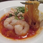 ジュイップ - 大きくてプリプリの海老、鶏ハム、きゅうり、大葉がトッピング