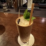 Bar Tram - 1杯目はアブサン×ヨーグルトのカクテル。まろやかで飲みやすく、ハーブの香りも爽やか。