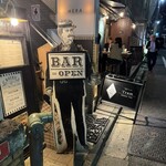 Bar Tram - ヴィンテージ感ある“BAR IS OPEN”の看板が目印。クラシカルな雰囲気が外から伝わってくる。