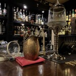 Bar Tram - 圧巻のアブサン棚とクラシックなサーバー。空間の世界観が徹底されていて惚れ惚れ。