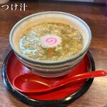 麺や 紡 - スープ内(ナルト1個、角切り焼豚3個、葱)