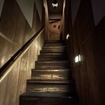 インド料理 想いの木 - 暖簾をくぐって、急な階段を上がると、お店へ