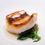 レストラン オオツ - 2025.7 会瀬漁港大内商店1kgサイズムラソイポワレ 軍鶏と焼き魚のソース ニュージーランドホウレンソウ