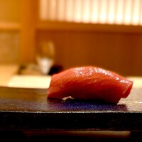 鮨 さいとう 麻布台 - 中トロ。 脂が強くなる冬場より、香りが前に出る春から夏のマグロが好きです。 口に含んだときに鼻腔に抜ける香りが素晴らしい。 柔らかさ、キメの細かさ、舌触り、旨味、酸味、ともに最上級の中トロ。 素晴らしい。