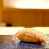 鮨 さいとう 麻布台 - マツカワカレイ。 フレッシュではずむような食感。 瞬間漬けの出汁が効いてて一貫目からうなります。 かねさか〜さいとうの系譜を強く感じる、決して特徴的じゃないのになぜかめちゃ旨い鮨。