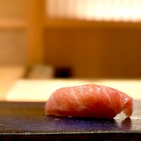 鮨 さいとう 麻布台 - 大トロ。 脂が軽くフレッシュな夏マグロのフレーバーは、さいとうさんのシャリと最高のマッチア ップを繰り広げます。 というか、さいとうさんのシャリはこのために設計されてるって言ったほうがいいか。 資本主義バンザイな旨さ。 なんで赤身、中トロ、大トロの3連 発なのか、その意味がわかる大トロ。