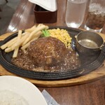 ロイヤルホスト - 黒✕黒ハンバーグに、ソースをかけた様子です。