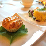 香桃 - 左：トマトとツブ貝のパイ
      　右：香菜と帆立の焼売