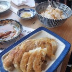肉汁餃子と190円レモンサワー 難波のしんちゃん - 