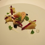 レフェルヴェソンス - 26年9月　フォアグラのナチュラルと白桃、ビーツ、山岳チーズ”クワルク”、塩漬けレモン、日本酒のジュレ、バンプンネル