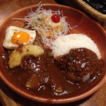 びっくりドンキー - カレーがかかったハンバーグプレート、卵に押されてパインが落ちてる〜