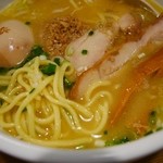 鶏の穴 - 
            麺は三河屋製麺の中太角ストレート麺