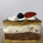 洋菓子夢工房 アミ･デ･クール - シンプルなミルクショコラとシャンティ、軽く炙った表面の香ばしさがサンマルクらしい。大きさもしっかりあって500円台半ばは良心的な価格設定だ。