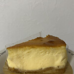 洋菓子夢工房 アミ･デ･クール - コク深い半生チーズケーキ。サラリと頂いてしまったが、厚手の台座と生地の旨みの強さといい好みの味わいだった。