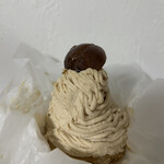 洋菓子夢工房 アミ･デ･クール - 小ぶりながら外と中に渋皮栗を使用した一品。甘さを抑えたシャンティは、モンブランペーストの良き引き立て役。