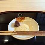 山玄茶 - ②とろとろわらび餅。季節を感じる甘味が情緒をくすぐりますね。
