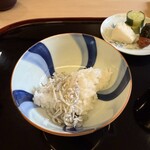 山玄茶 - 山玄茶さん特製のちりめん山椒。ふっくらほわほわ。お漬物も名脇役なんです。