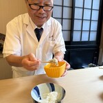 山玄茶 - 大将がよそってくださいます。「お供は何にしますかー？」「大好きなちりめん山椒で！」