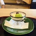 山玄茶 - お楽しみのデザートは甘党の大将が考える洋風と和風の2本仕立て。① 黒胡麻プリンとバニラアイス。桑の実ジャムとシャインマスカット添え。ココナッツミルクが優しい甘さ。