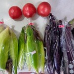 ブルーベリー農園 うざわ - とうもろこし1袋200円、なす1袋100円、トマトはサービス♪