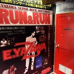 バラック ディー.エム竹末 - お手洗い　初めて行きました〜ロックだね〜　このビビットな赤いドア　素晴らしい