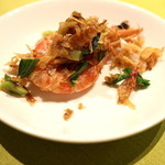 龍の翼 - 活け車海老を活きたまま豪快に殻ごとニンニクチップと炒めたもの、絶品！（2014.09)