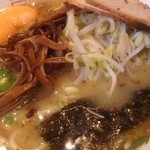 熊本ラーメン 黒亭 - 「玉子入ラーメン」には地元のもやし専門店が毎朝配達してくれるという極細もやし入り