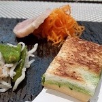 モダンカタランスパニッシュ ビキニ - タパス盛り合わせアップ。