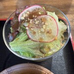 まるすい - サラダがついてます。