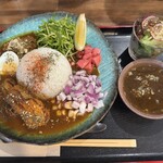 まるすい - 黄色カレーに黒カレーのルー追加