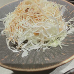 東京とんかつ がぶう - 黒トリュフドレッシングをかけたキャベツ