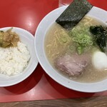 ラーメン かいざん - 味玉ラーメン 半ライス